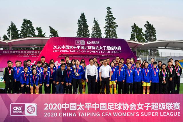 八卦媒体曝料 瓜迪奥拉外遇对象出席太太团合影